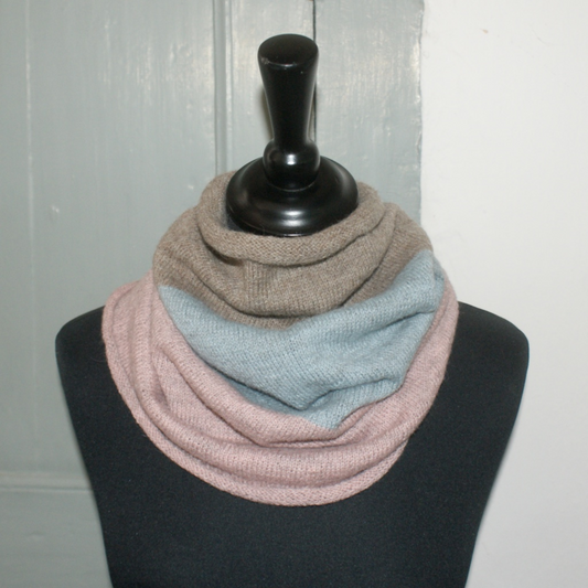 Alma neckwarmer. Knitting pattern for download. PDF/English